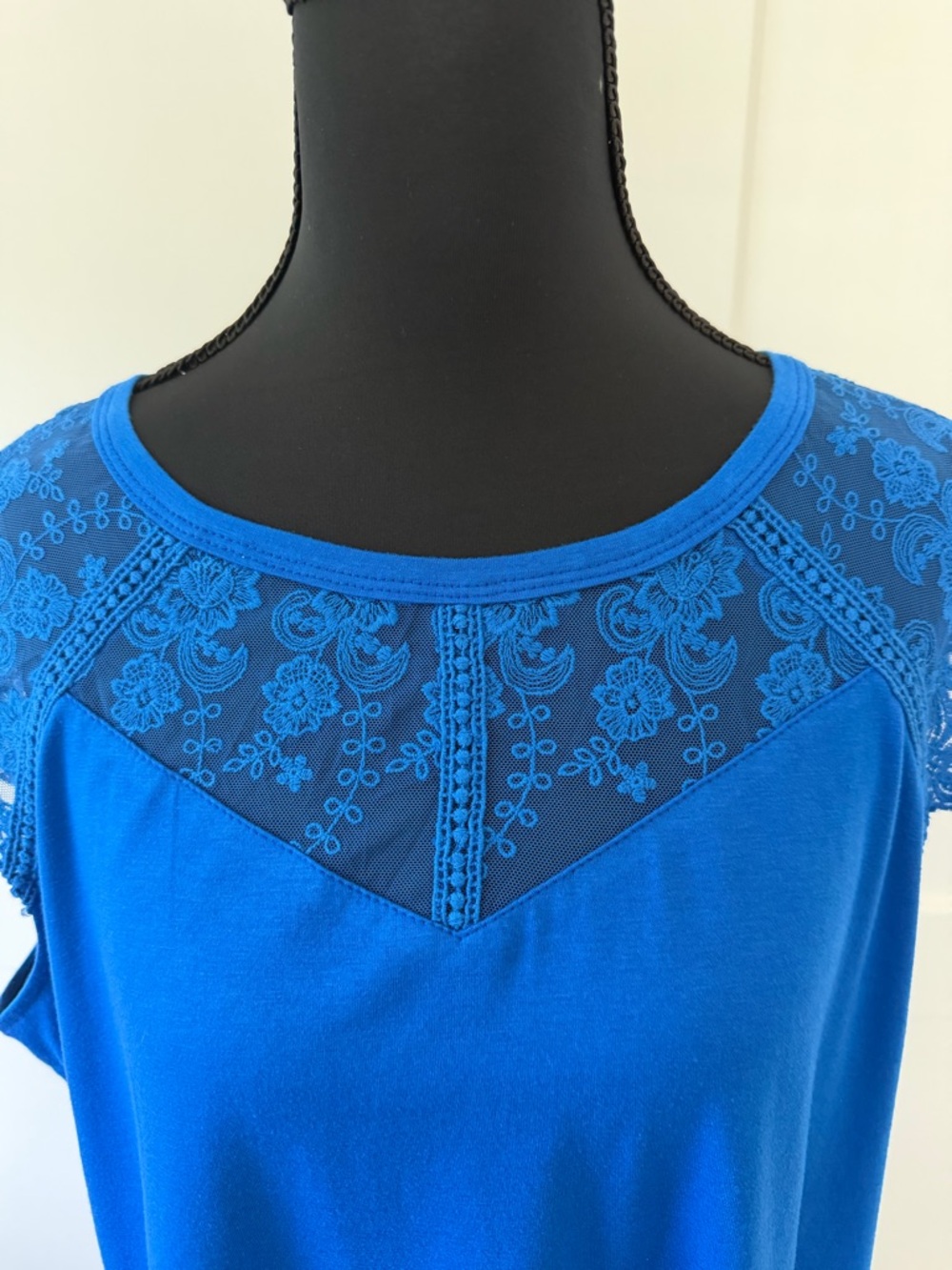 NWT Miholl Lace Scalloped Edge Cap-Sleeve Top in Royal Blue, XL - Picture 3 of 8